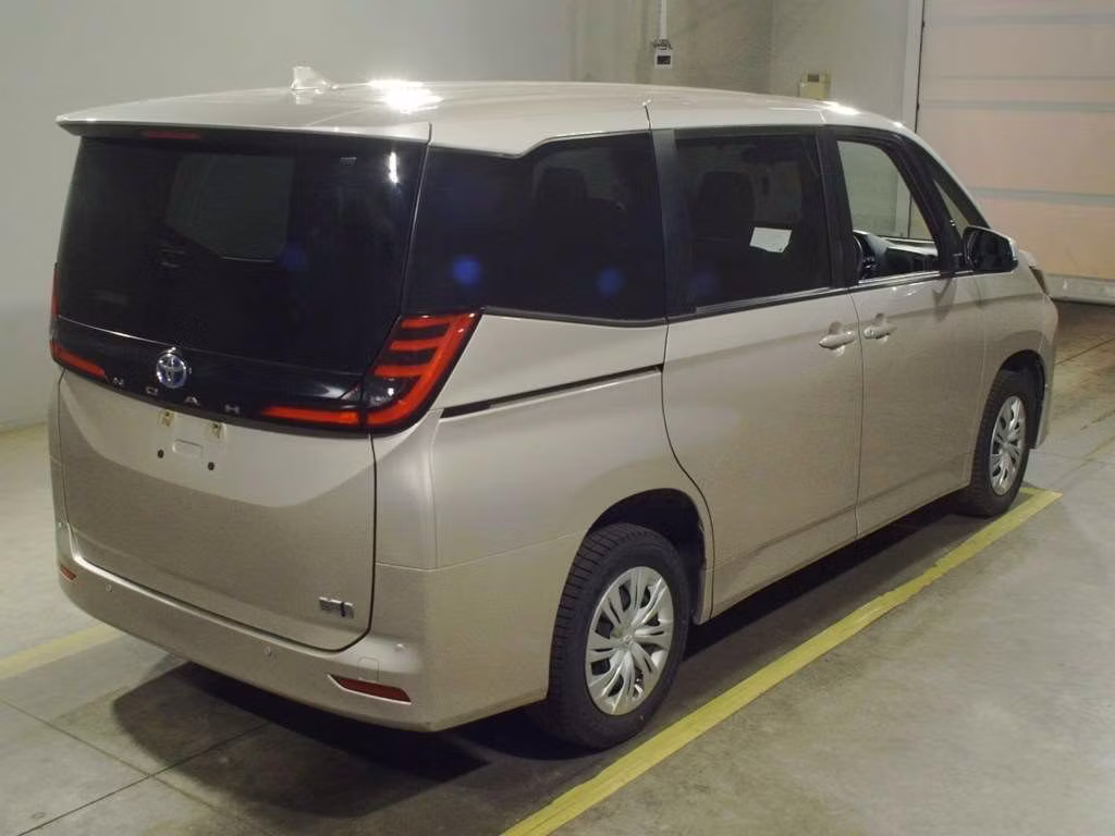 TOYOTA NOAH