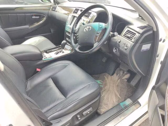 TOYOTA CROWN MAJESTA