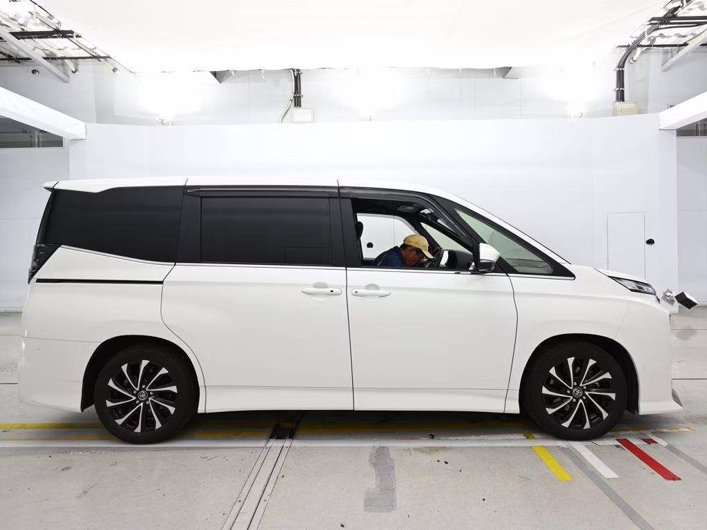 TOYOTA VOXY