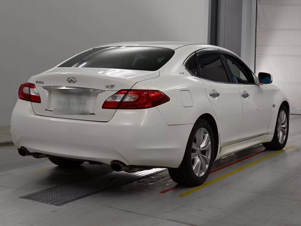 NISSAN FUGA