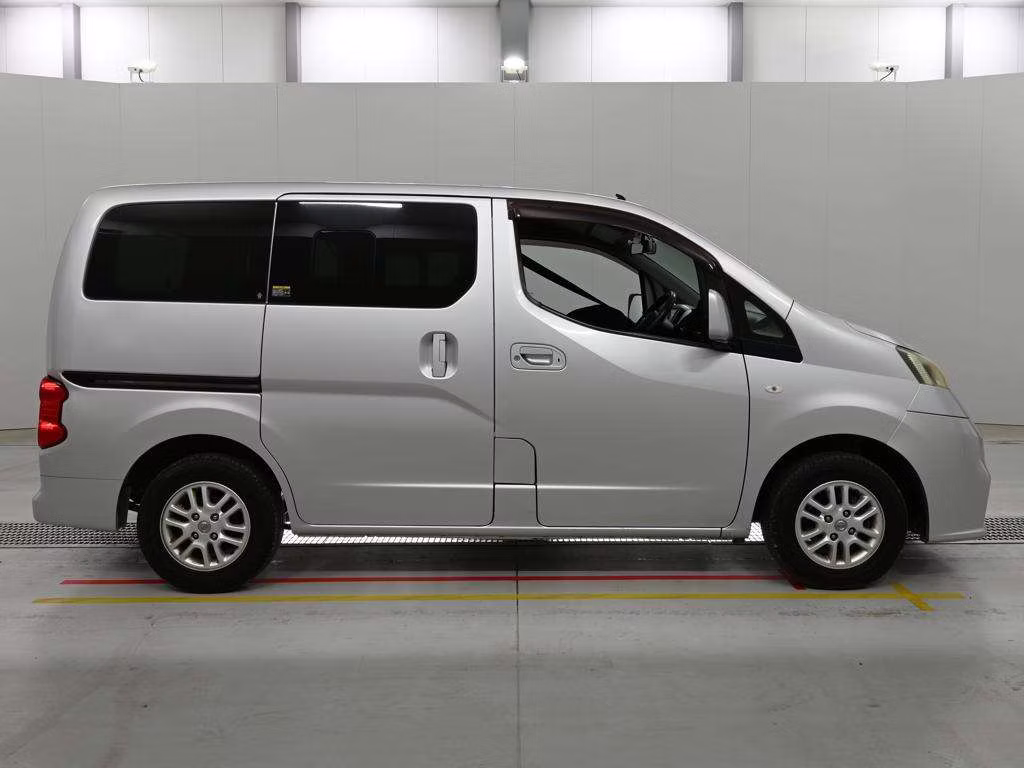 NISSAN NV200