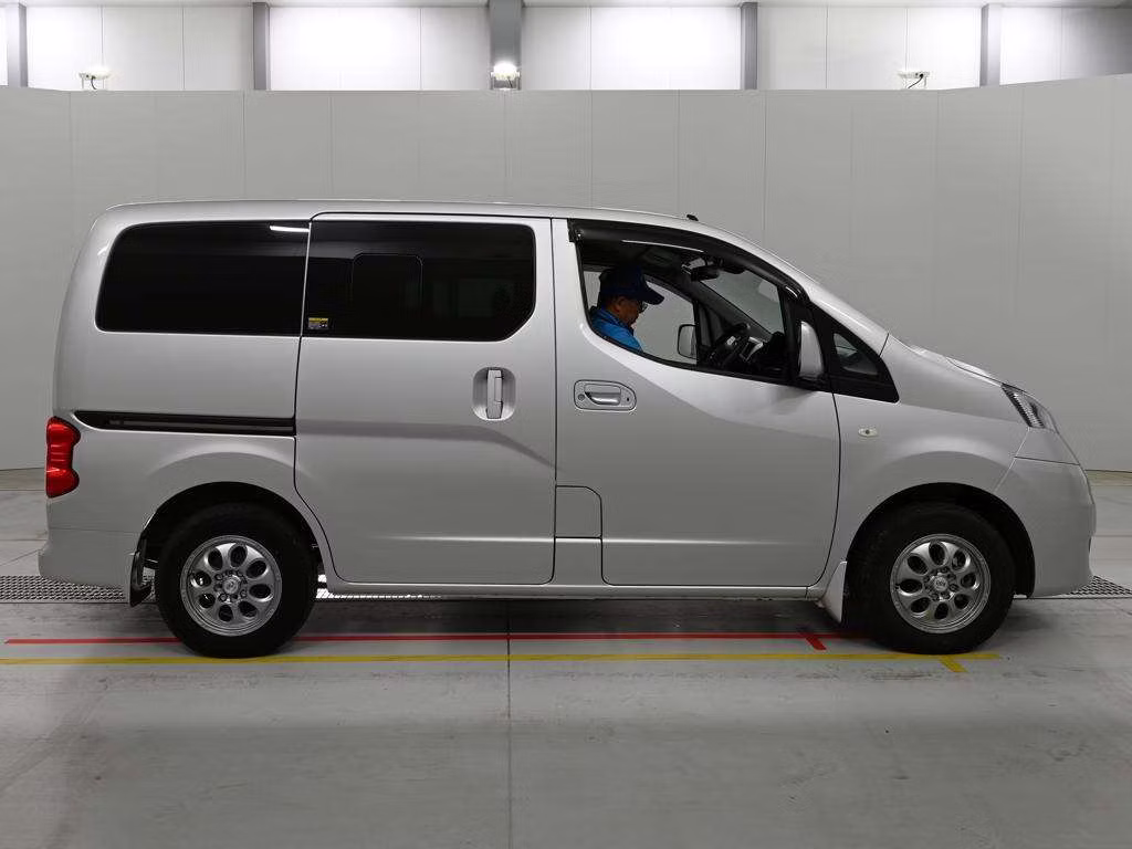 NISSAN NV200