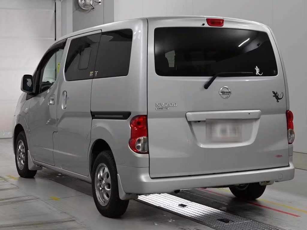 NISSAN NV200