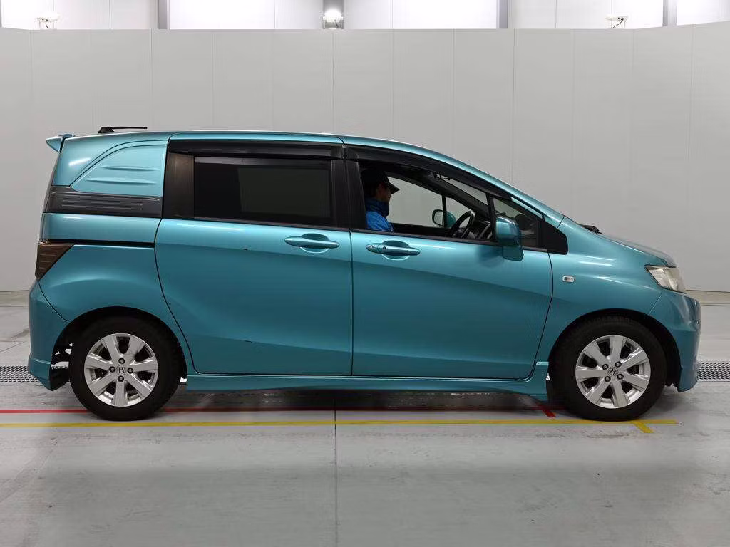 HONDA FREED SPIKE