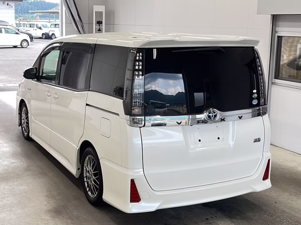 TOYOTA VOXY