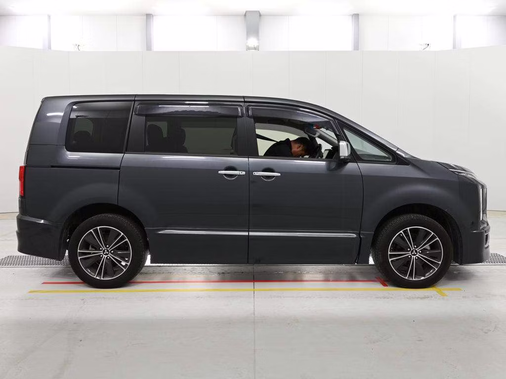MITSUBISHI DELICA D:5