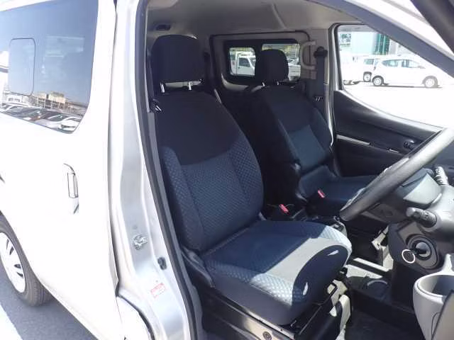 NISSAN NV200