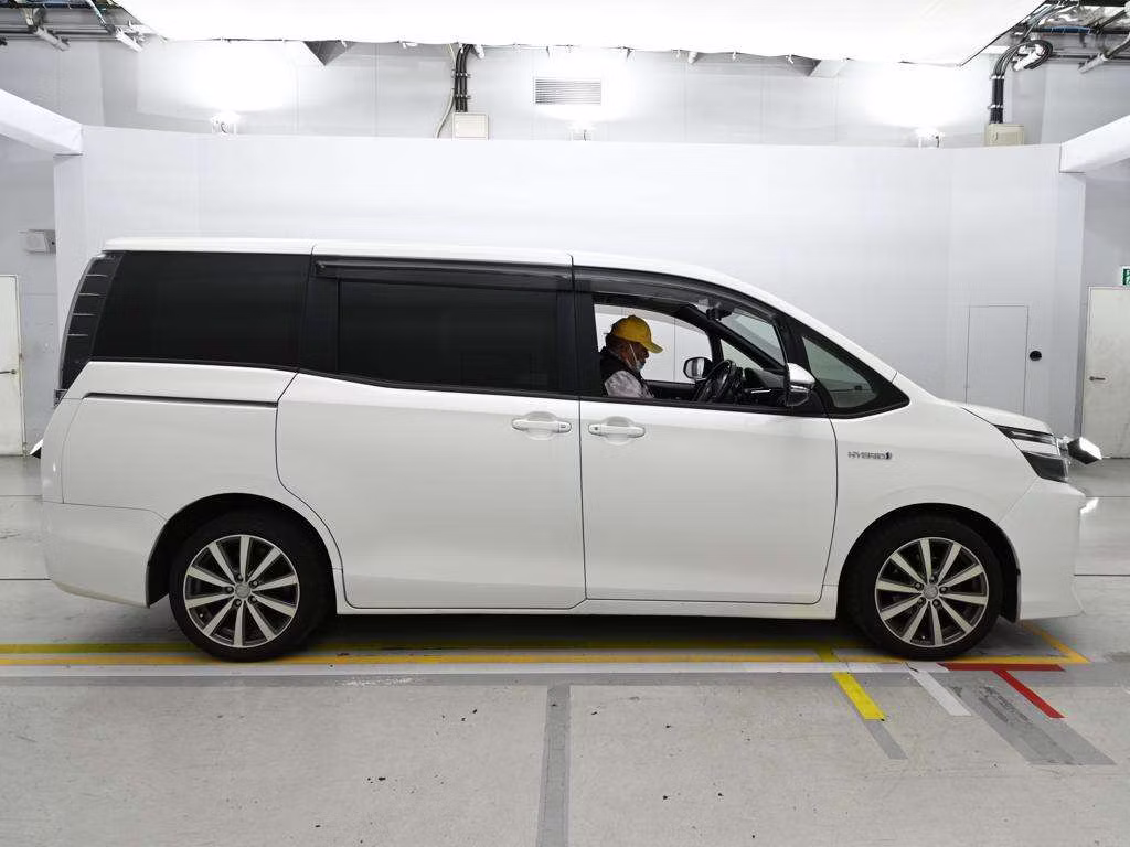 TOYOTA VOXY