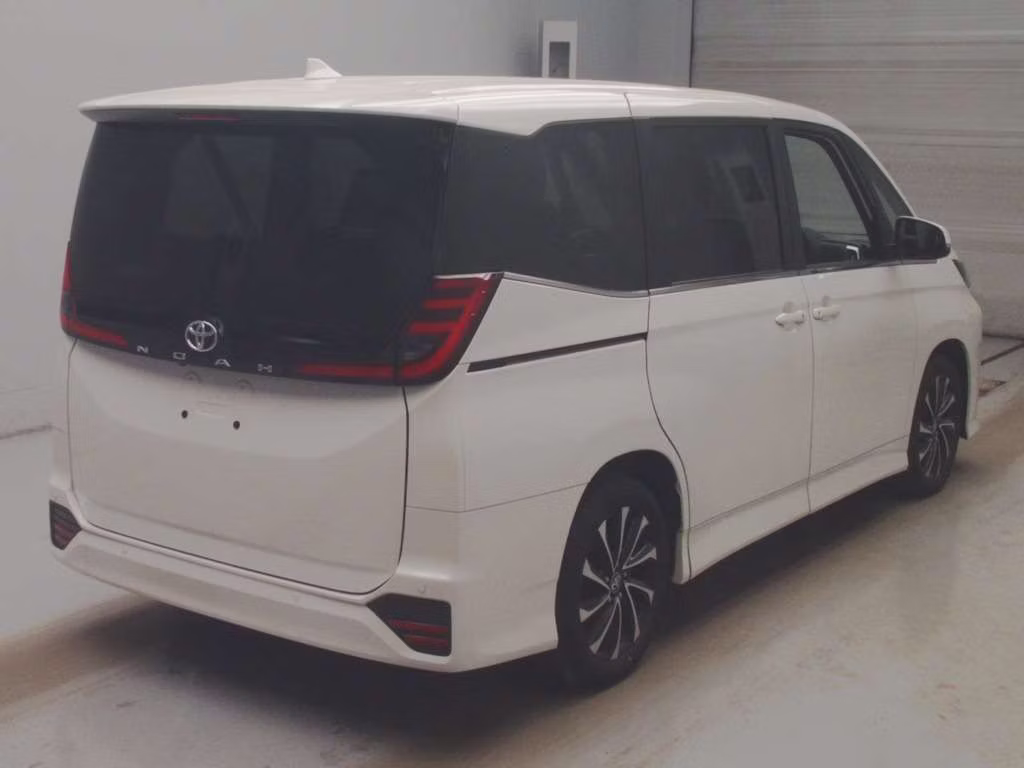 TOYOTA NOAH