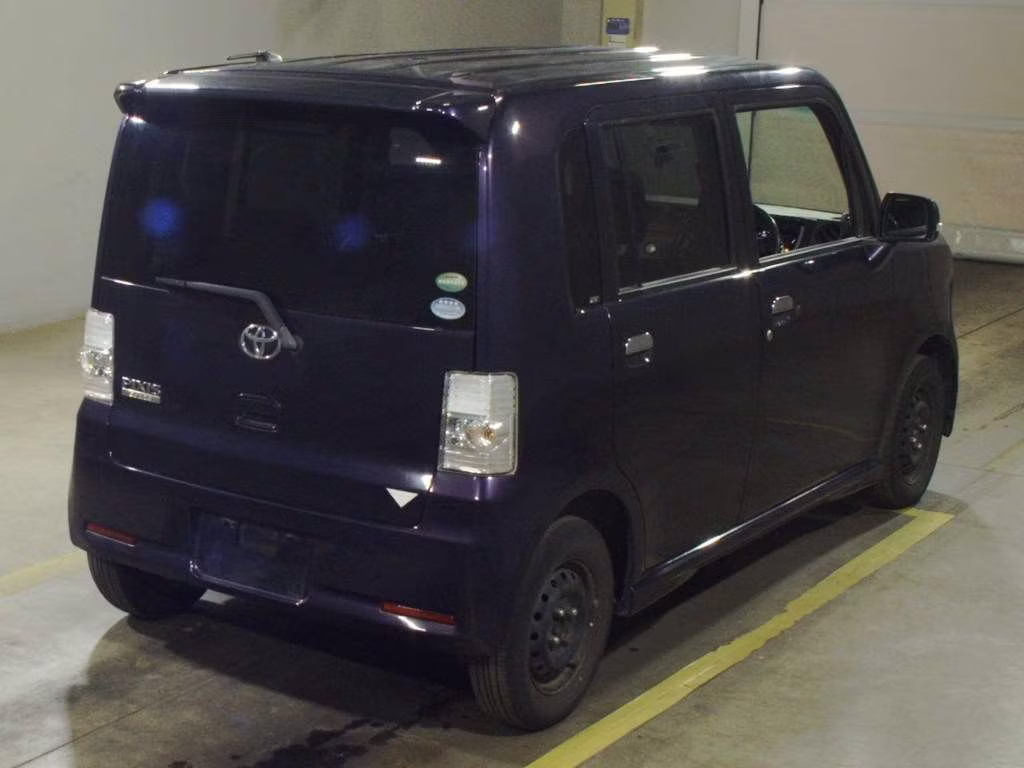 TOYOTA PIXIS SPACE