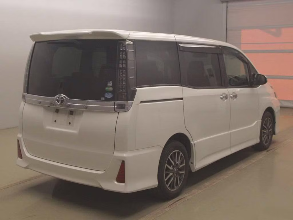 TOYOTA VOXY