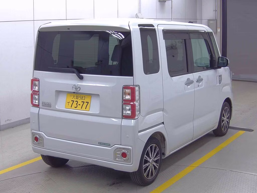 TOYOTA PIXIS MEGA