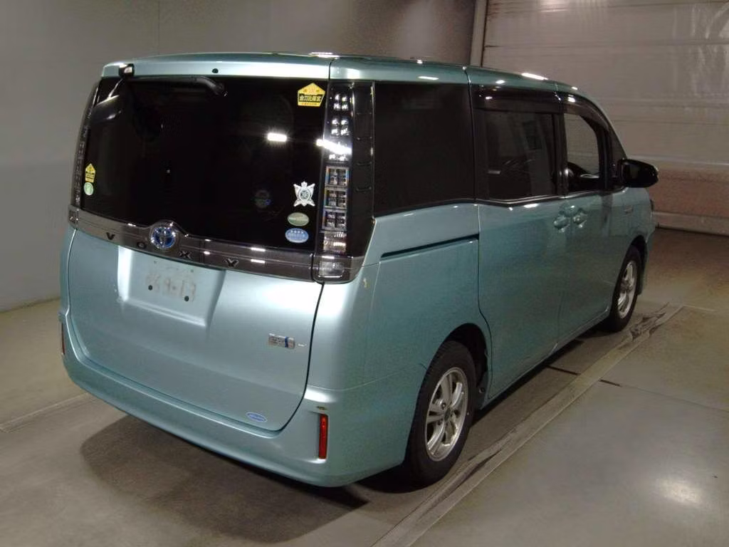 TOYOTA VOXY