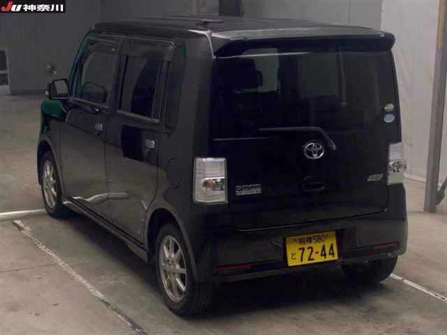 TOYOTA PIXIS SPACE