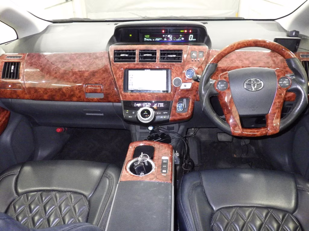 TOYOTA PRIUS ALPHA