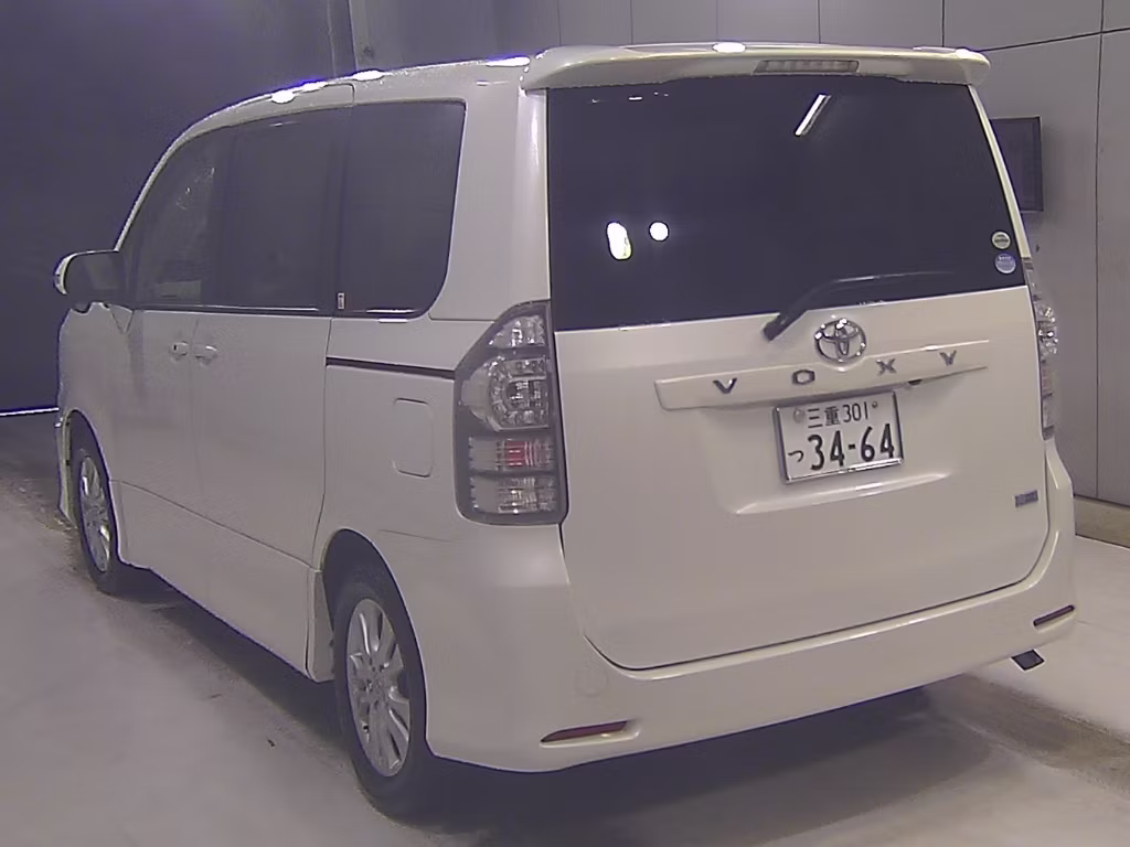 TOYOTA VOXY