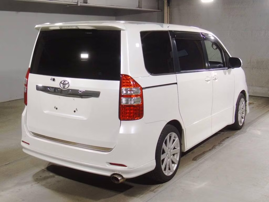 TOYOTA NOAH