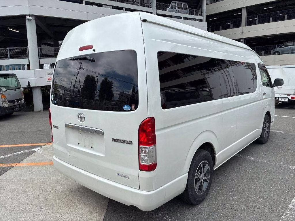TOYOTA HIACE