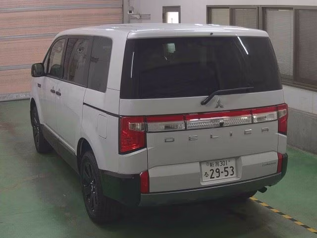 MITSUBISHI DELICA D:5
