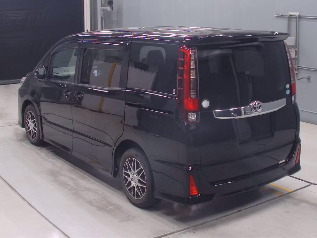 TOYOTA NOAH