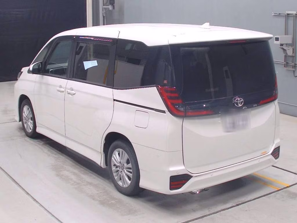 TOYOTA NOAH