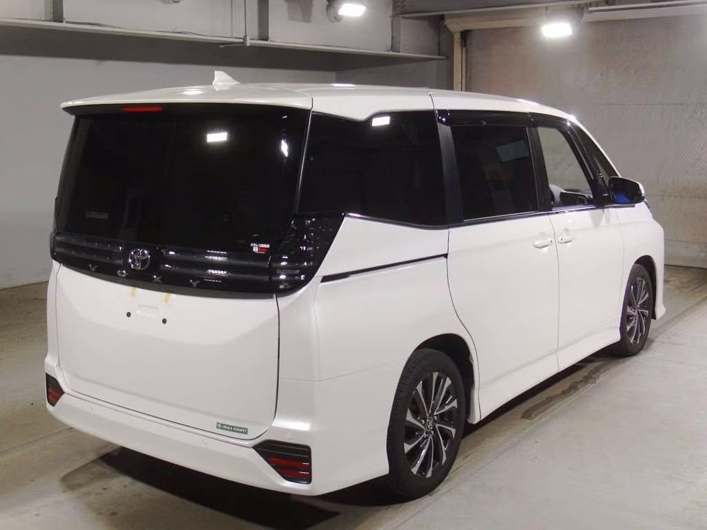 TOYOTA VOXY