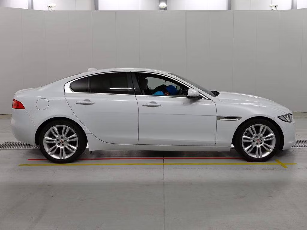 JAGUAR XE