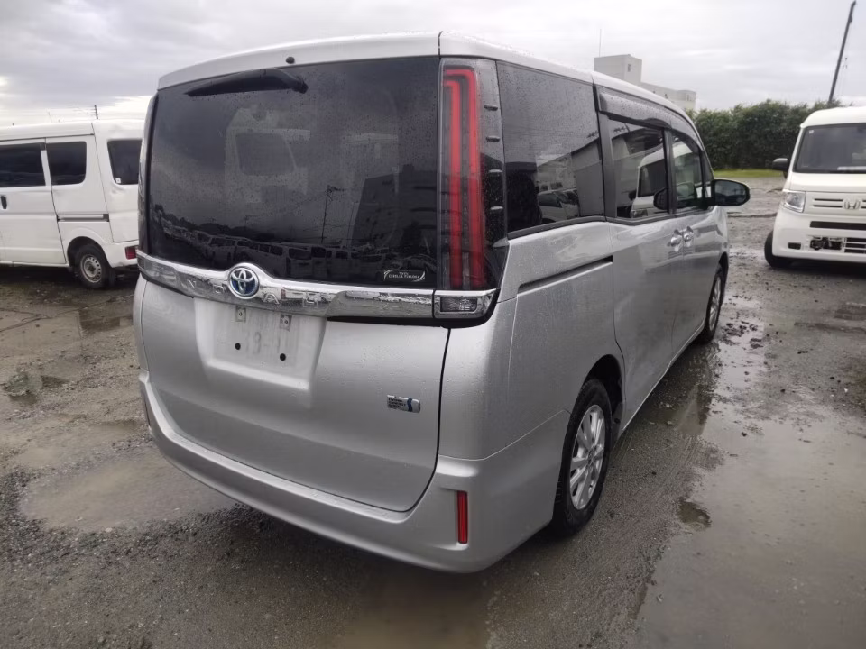TOYOTA NOAH