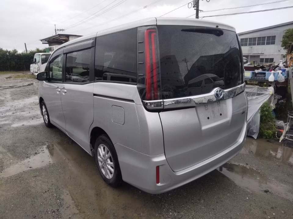 TOYOTA NOAH