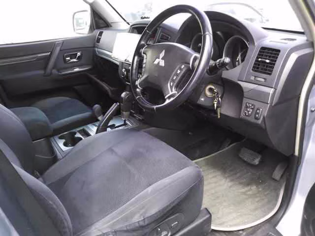 MITSUBISHI PAJERO