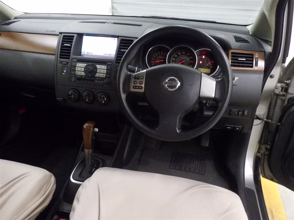 NISSAN TIIDA LATIO