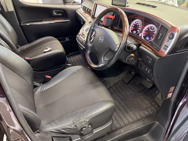NISSAN ELGRAND
