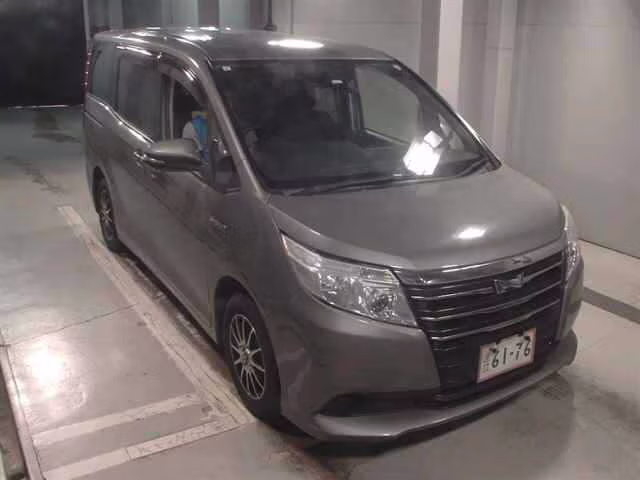 TOYOTA NOAH