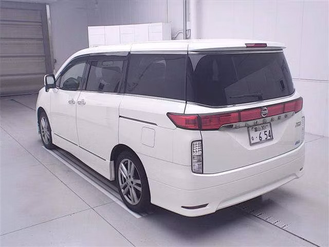NISSAN ELGRAND