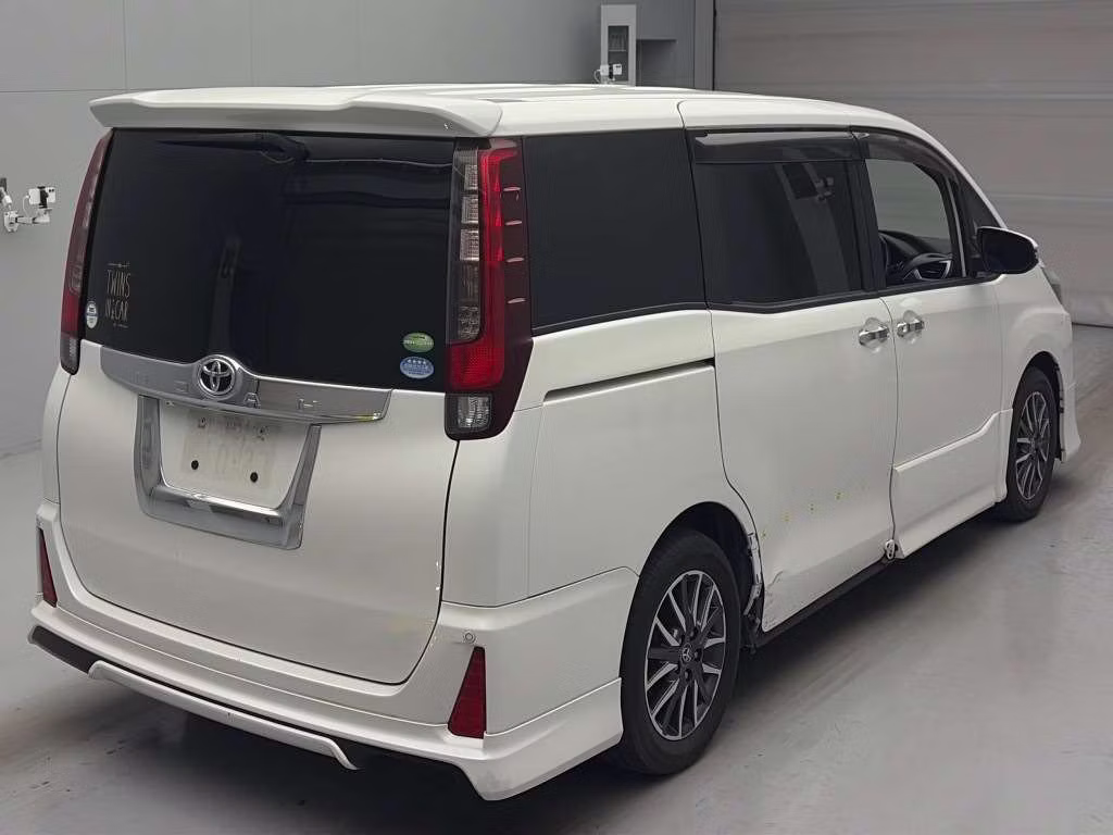 TOYOTA NOAH