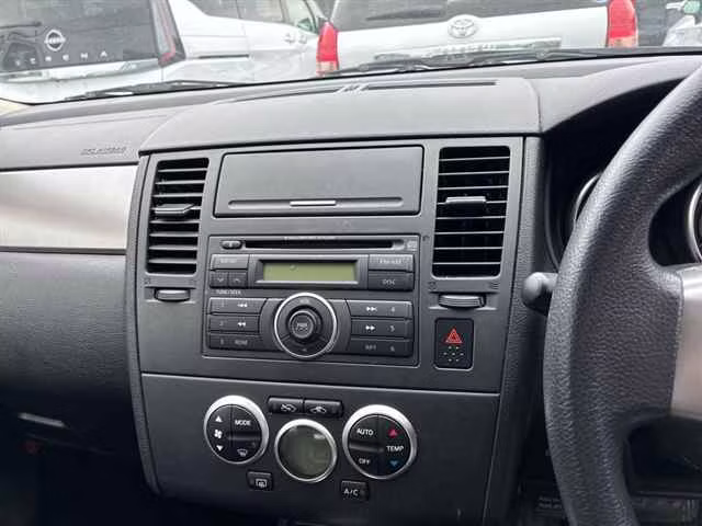 NISSAN TIIDA