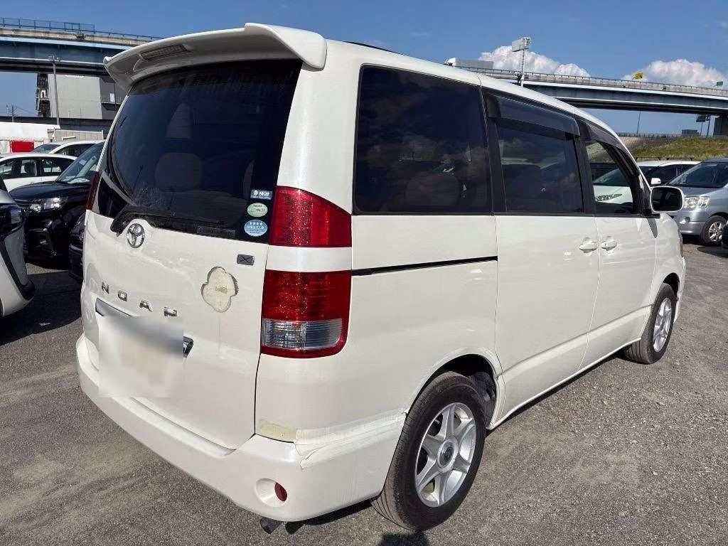 TOYOTA NOAH