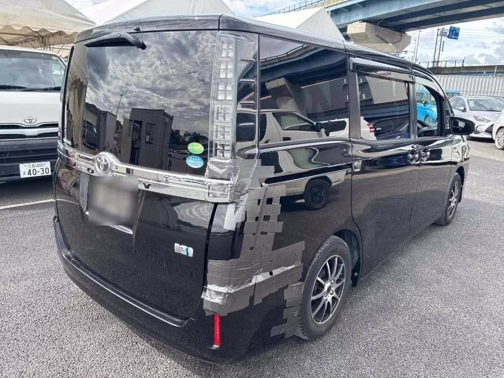 TOYOTA VOXY