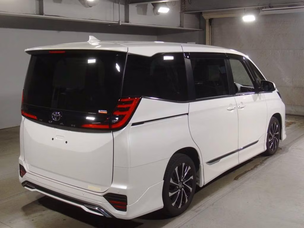 TOYOTA NOAH