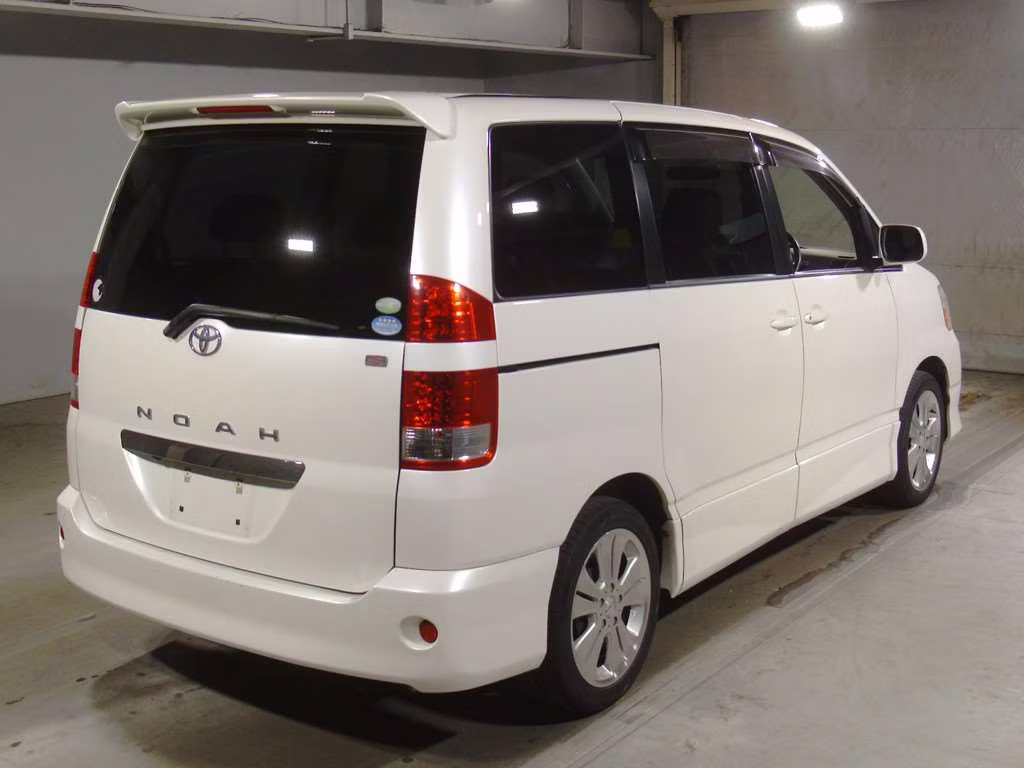 TOYOTA NOAH