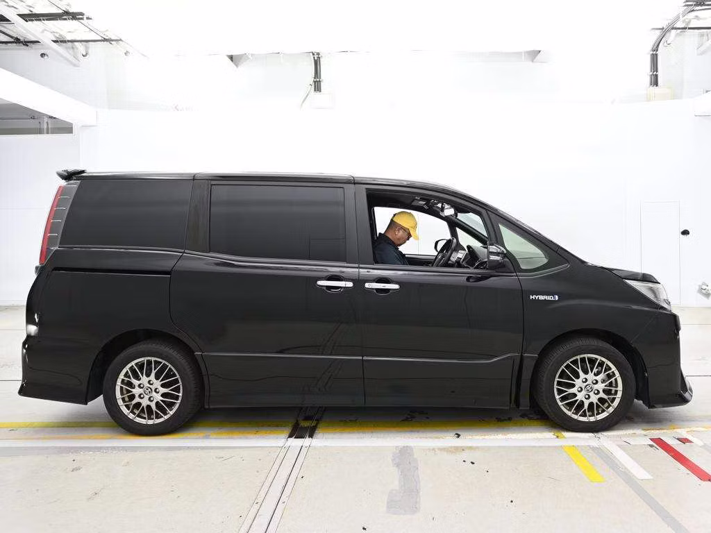 TOYOTA NOAH