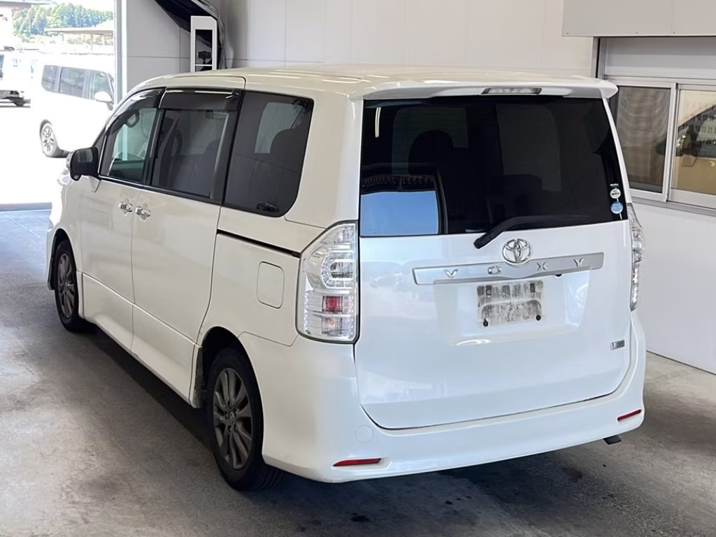 TOYOTA VOXY