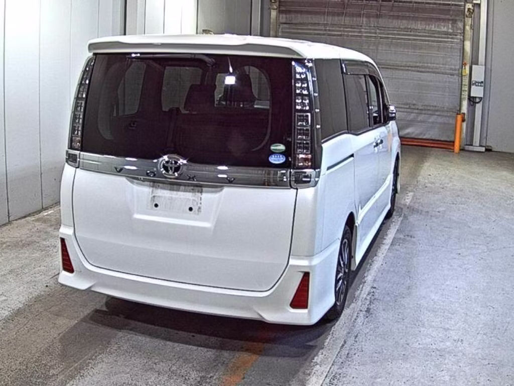 TOYOTA VOXY