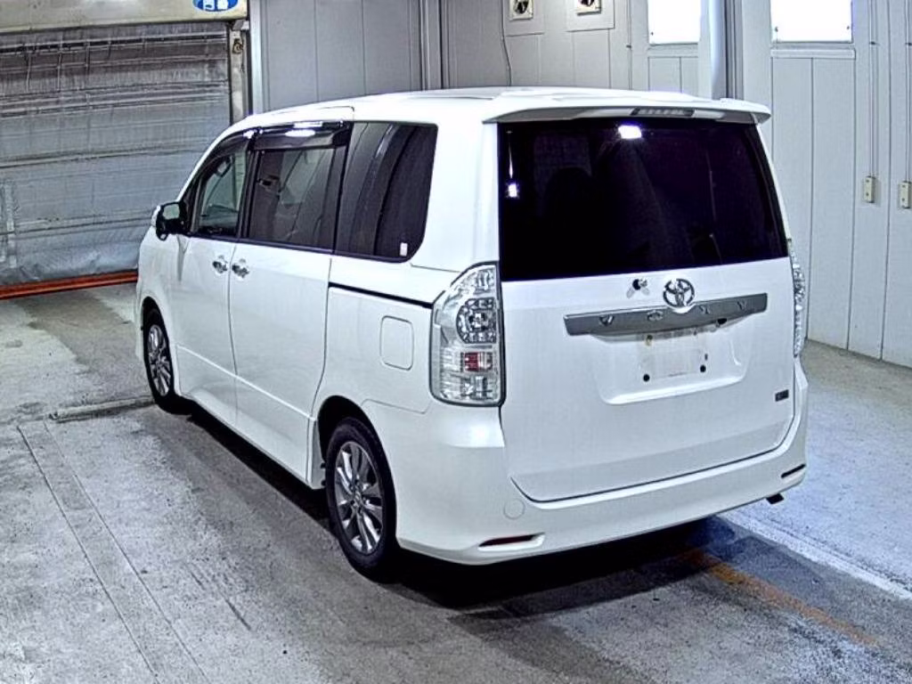TOYOTA VOXY