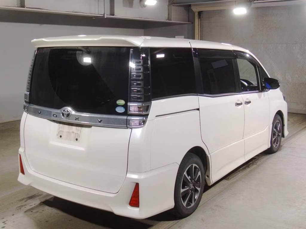 TOYOTA VOXY
