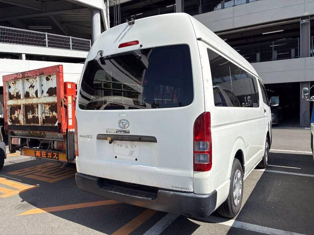 TOYOTA REGIUS ACE