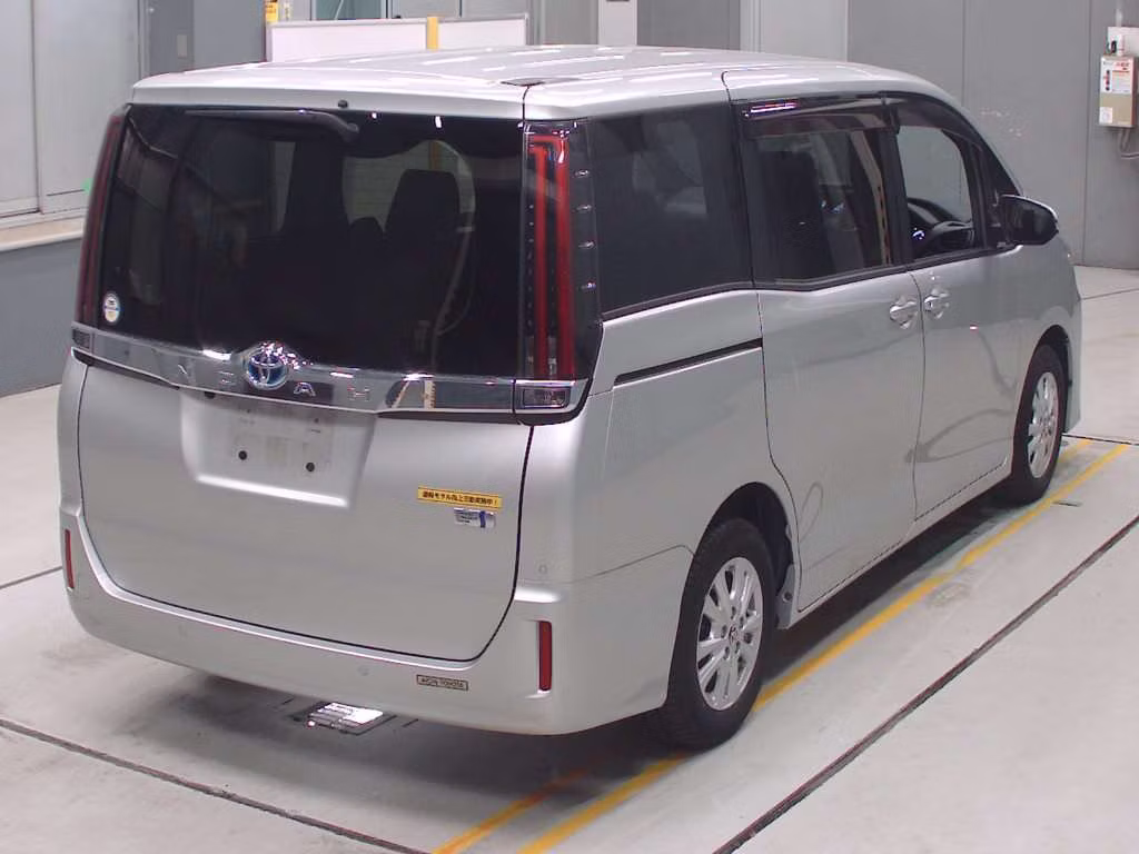 TOYOTA NOAH