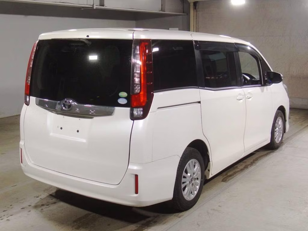 TOYOTA NOAH