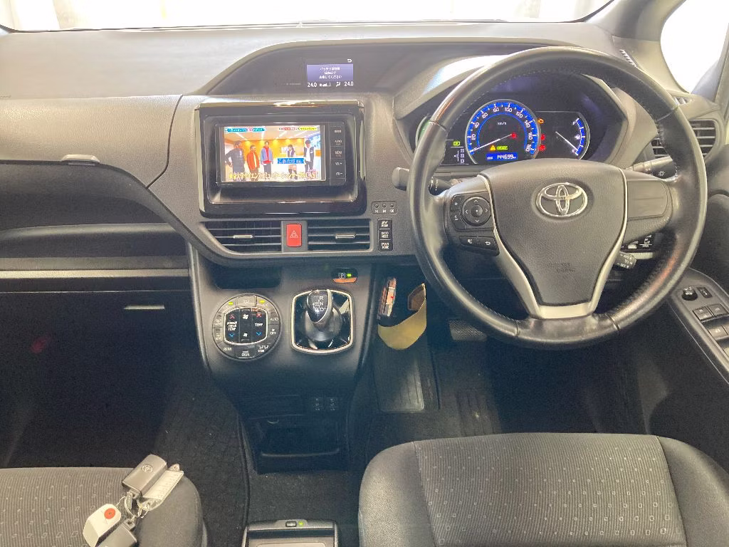 TOYOTA VOXY