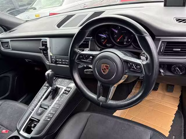 PORSCHE MACAN